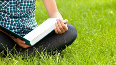 Bucurestenii, invitati la lectura in Cismigiu, prin proiectul Copacul cu carti