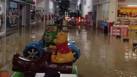 Hipermarketul din Pitesti unde preturile au intrat la apa la propriu (Foto)