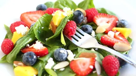 Puterea secreta a meniurilor din restaurante: Cum te pot face sa alegi salata in loc de hamburger