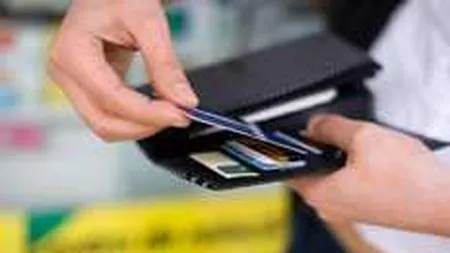 Romanii folosesc doar unul din 4 carduri emise de banci. Vezi pentru ce