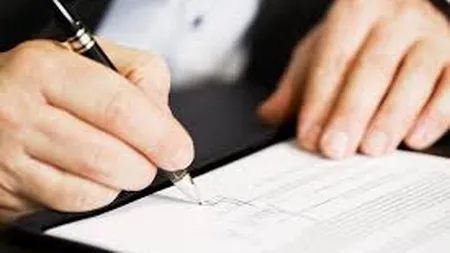 Un director din Romania si-a bagat in contract o clauza prin care sa ia salariul pe 15 ani daca e concediat