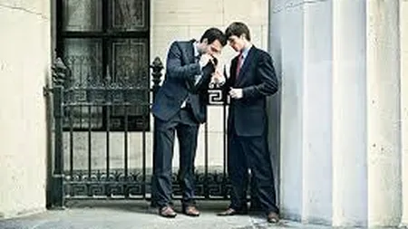 Un angajat a pierdut prima anuala si 10% din salariu pentru ca nu si-a pontat o pauza de tigara