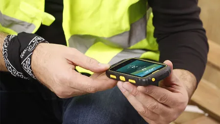 Cum arata smartphone-ul romanesc Dorel ce rezista 30 de minute in apa si e de 4 ori mai ieftin decat un iPhone