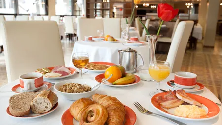 Paralela 45: Dupa 25 de ani, turistii romani au invatat sa nu mai plece cu mancare de la micul dejun