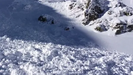 A supravietuit unei avalanse pe Varful Papusa si a filmat totul (Video)