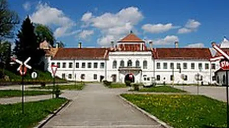 Ce sanse are sa revina la stralucirea de altadata cel mai mare castel baroc din Transilvania