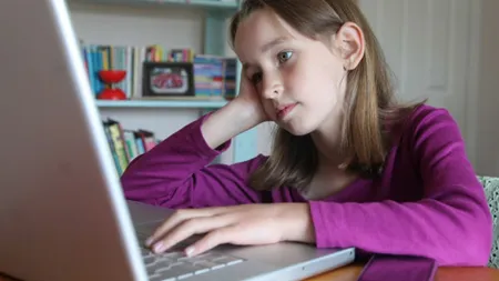 8 din 10 copii au cont pe retele sociale. Cum poate fi tratata dependenta de Facebook