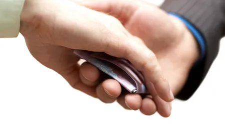 Angajat al Primariei Capitalei, prins cand lua mita 40.000 de euro pentru modificarea unui plan de urbanism zonal