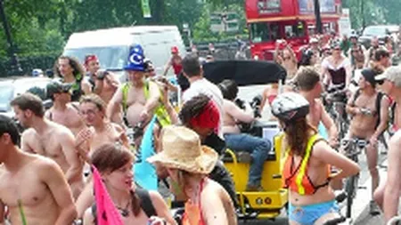 Naked Bike: De ce protesteaza nud sute de biciclisti din Londra