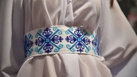 Cum a ajuns o clujeanca sa vanda costume populare in toata lumea