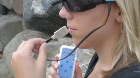 Gadgetul care îi ajută pe nevăzători să vadă cu limba