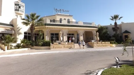 Tunisia: Focuri de arma pe o plaja in fata unui hotel, cel putin 27 de morti