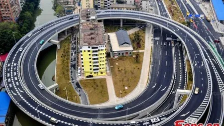Țara în care o autostradă a fost construită în jurul unui bloc de locuințe