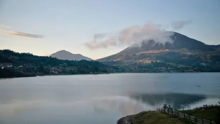 Stațiunea din România cu plaje artificiale și sporturi nautice la 900 de metri altitudine