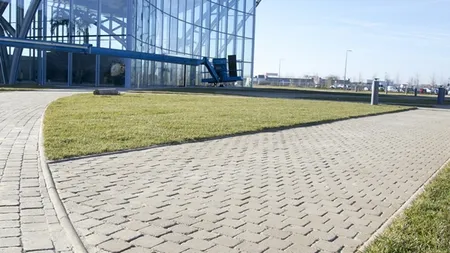 Cat a costat amenajarea exterioară cu pavele a celui mai mare centru cu apă termală din Europa