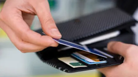 Jumătate dintre românii cu card retrag 90% din salariu la bancomat, pentru a face plăți în numerar