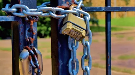 O celebră bancă privată a dat faliment, nu mai făcea față datoriilor. Măsura la care apelează statul iranian