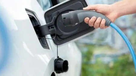 Mai bine de o treime dintre romani ar cumpara o masina electrica
