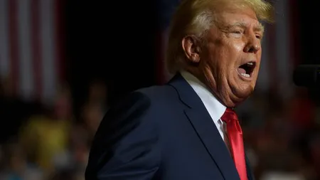 Donald Trump lansează ironii la adresa lui Joe Biden. În ce rând ar fi stat Trump la înmormântare?