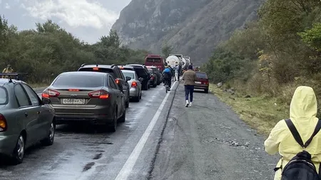 VIDEO Disperare la granița Rusiei cu Georgia. Cozi de 20 de km, cu mașini care vor să fugă din țară! Putin a trimis blindatele să-i oprească