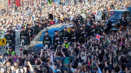 Trupul neînsuflețit al reginei Elisabeta a II-a, pentru ultima data la Palatul Buckingham. Custodele Coroanei și principele vor participa la funeralii