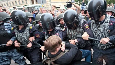 Toți bărbații care au protestat ieri împotriva lui Putin au primit ordine de încorporare în armată! Tinerii protestatari au fost arestați și trimiși direct pe front