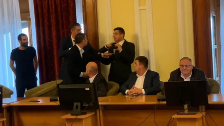 Circ pentru români, bani pentru politicieni! Majorarea salariilor din Administrația Locală, subiect de scandal pe scena politică. Acuzații fără precedent: „Așa se cumpără primari”