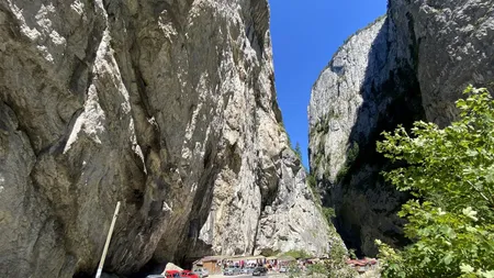 Se desființează chioșcurile din zona rutieră Cheile Bicazului, după ce un bărbat a fost ucis de o piatră căzută de pe versant în Defileul Jiului