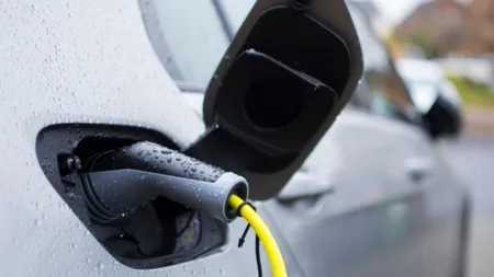 400 de lei lunar pentru 1.000 de kilometri parcurși cu o mașină electrică. Sunt pregătiți românii să renunțe la mașinile clasice?