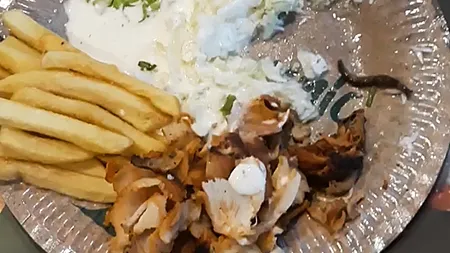 Un orădean s-a trezit cu un melc viu în farfurie, în porția de kebab! Autoritățile au amendat Restaurantul Mesopotamia cu 20.000 de lei