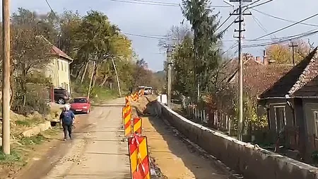 Zeci de săteni din Satu Mare, blocati în propriile curți de un zid ridicat de firma care asfaltează drumul! Autoritățile locale:  „E normal ca la fiecare șantier să apară disfuncționalități”