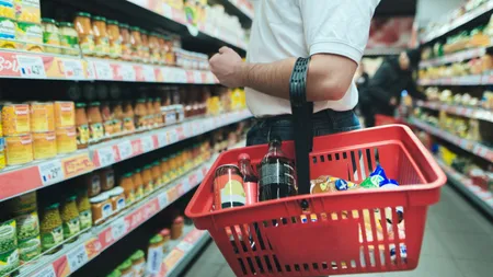 Prețul produselor de bază pentru masa de sărbători provoacă îngrijorări în rândul românilor. Mii de oameni strâng provizii înainte de Crăciun