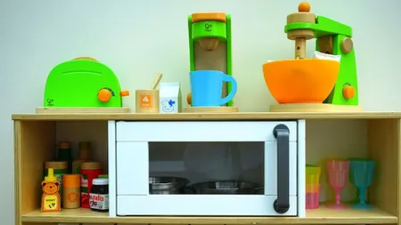 Lași cuptorul cu microunde în priză? Cât platești lunar pentru asta