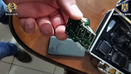 Ce metodă foloseau infractorii pentru a goli cardurile. Datele ajungeau în telefoanele hoților, prin unde radio