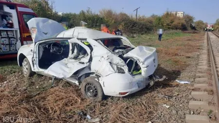 Cum arată o Dacie Logan după ce a fost lovită de tren?! Șoferul și pasagerul din dreapta au murit pe loc într-un accident tragic petrecut în Pitești!