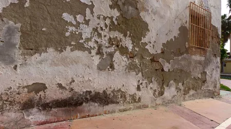 A dat în judecată primăria, iar acum primește câte 100 de lei pentru fiecare zi în care trotuarul din faţa casei nu e reparat