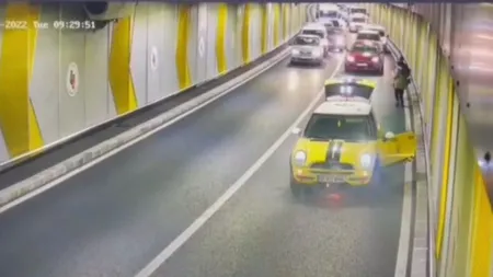 Pasajul Unirii pare blestemat! Incidentele se țin lanț după renovare. O mașină cu pasageri a luat foc