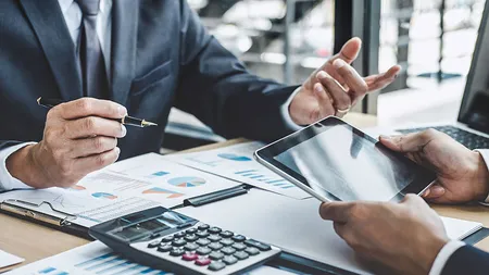 Investitorii străini sunt moderat optimiști cu privire la mediul economic din România. Sunt precauți, însă, când vine vorba de investițiile în țara noastră