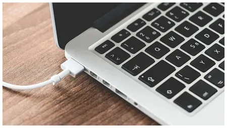 Laptopul este un mare consumator de energie electrică. Ce trebuie să facă românii ca să reducă costul facturilor la curentul electric