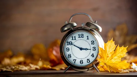 România trece la ora de iarnă sâmbătă noaptea. Vom dormi cu o oră mai mult