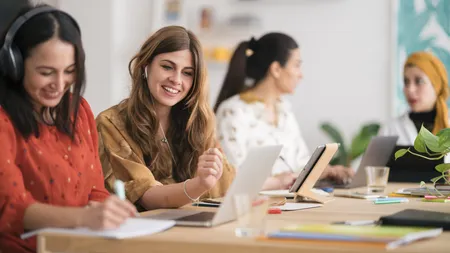 Angajați fericiți: 3 firme le cer să lucreze mai puțin pentru același salariu. Unde se întâmplă