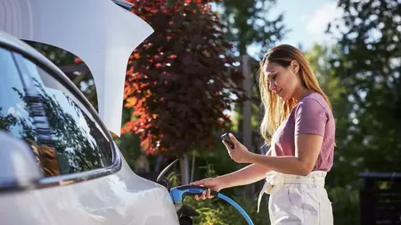Explozie a vânzărilor de autoturisme ecologice în primele 10 luni ale anului! Modelele electrice sau full hybrid s-au vândut cu 76,4% mai mult faţă de primele perioada similară a anului trecut