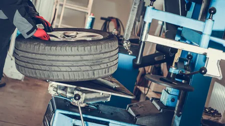 Cât costă să-ţi montezi cauciucuri de iarnă. Ce trebuie să scrie pe anvelope ca să nu iei amendă