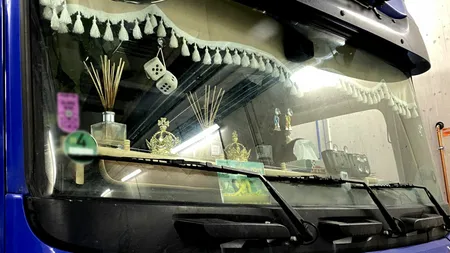 Norvegienii i-au interzis unui TIR să mai circule. Șoferul își decorase parbrizul cu coroane aurii, jucării de pluș, perdeluțe și poze cu femei