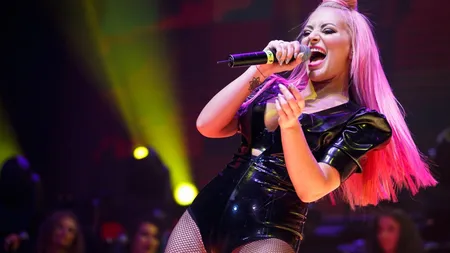 Cât câștigă un artist în România? Faimoasa Delia cere și 15.000 de euro pentru un concert