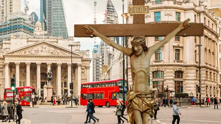 Creștinii au devenit minoritari în Anglia și Țara Galilor. Aceștia reprezintă acum doar 46,2 % din populație, în timp ce 37,2% au spus că nu au nici o religie