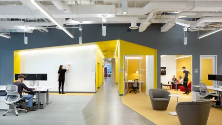 Angajați vor spații de relaxare la birou. Firmele apelează la designeri pentru amenajarea unor lounge-uri