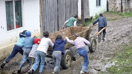 Mai mulți bani pentru elevii care merg la școală în alte localități. Gvuvernul a majorat de 4 ori suma pe care o primeau pentru transport!