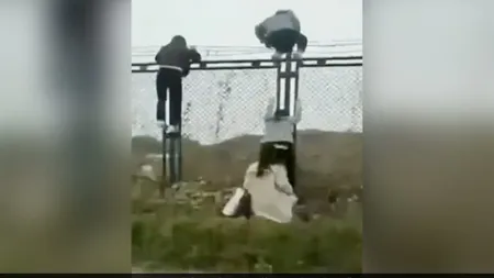 Muncitorii chinezi sar gardul pentru a fugi din cea mai mare fabrică de iPhone din lume