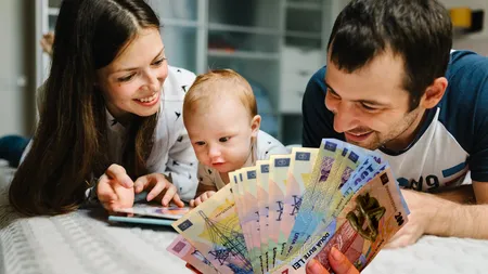 Ați obțint venituri în străinătate? Ar putea fi luate în calcul pentru indemnizația pentru creșterea copilului. Ordonanța de urgență se află deja pe masa Guvernului